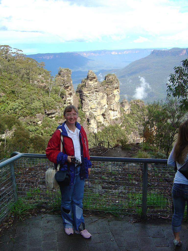 DSC02706.JPG - Leonore in front of the Three Sisters Rocks