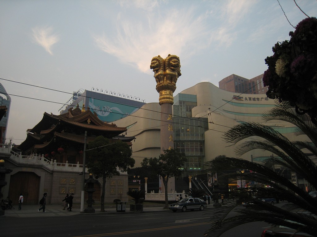 IMG_4664.JPG - Jing'an Temple  http://en.wikipedia.org/wiki/Jing%27an_Temple  and shopping in Nanjing West Road