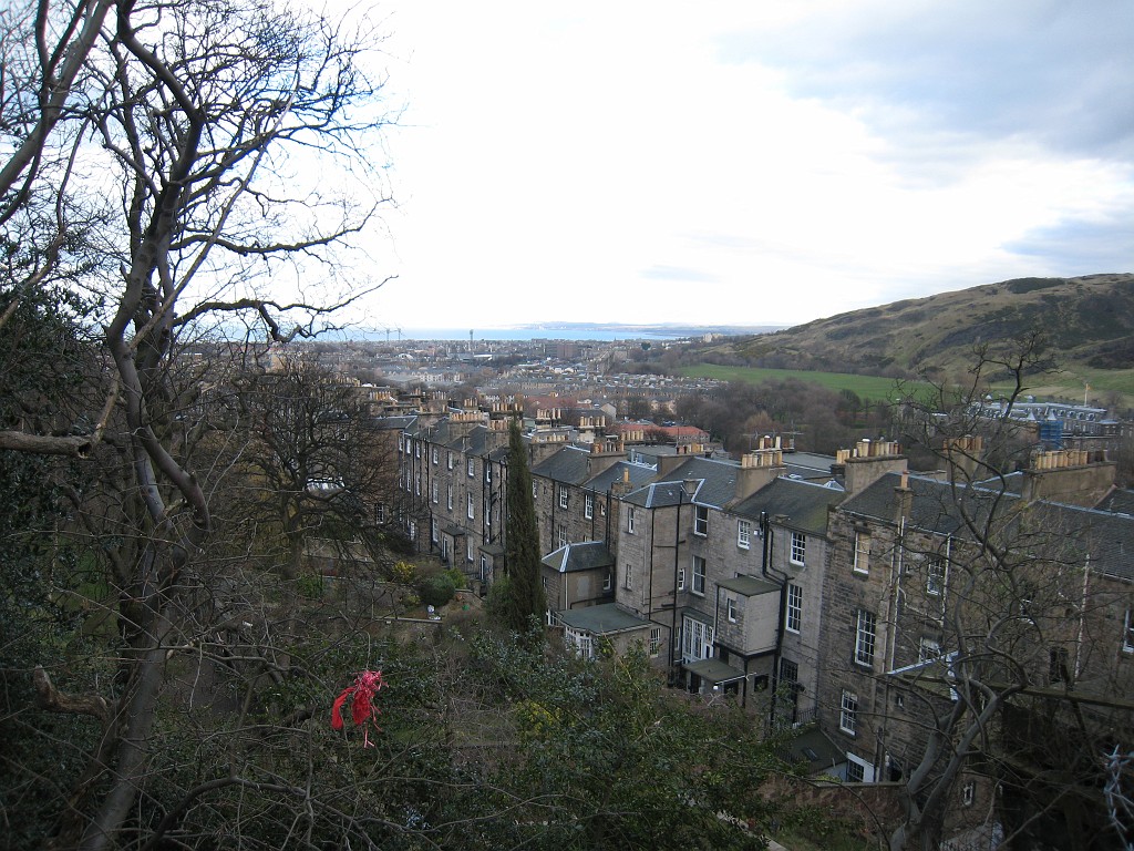 IMG_5079.JPG - Calton Road and Holyrood Palace  http://en.wikipedia.org/wiki/Holyrood_Palace , the Queens residence in Scottland.