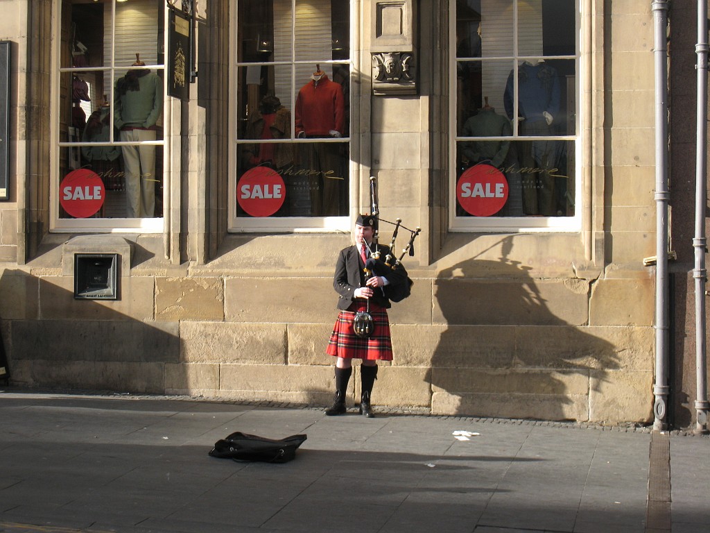 IMG_5124.JPG - A bagpipes  http://en.wikipedia.org/wiki/Bagpipes  player on High Street  http://en.wikipedia.org/wiki/Royal_Mile 