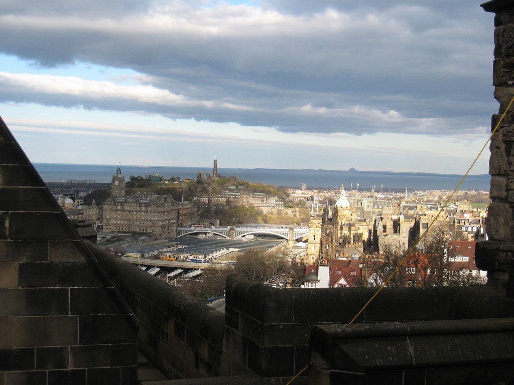 IMG_5140.JPG - Edinburgh  http://en.wikipedia.org/wiki/Edinburgh  view over Calton Hill  http://en.wikipedia.org/wiki/Calton_Hill 