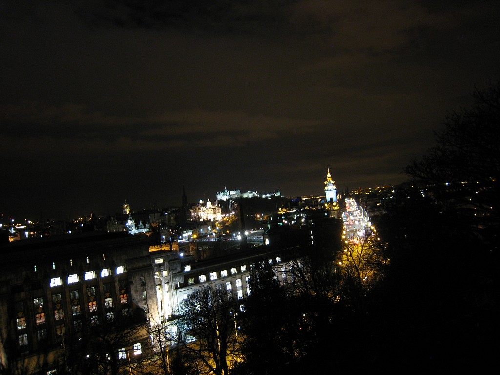 IMG_5231.JPG - Princes Street  http://en.wikipedia.org/wiki/Princes_Street  at night