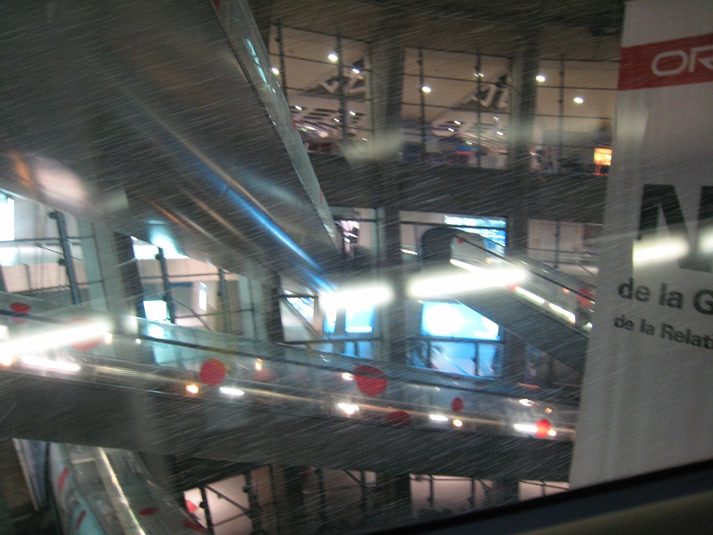 IMG_5468.JPG - Rain at Charles de Gaulle Airport Terminal ( http://en.wikipedia.org/wiki/Charles_de_Gaulle_International_Airport )
