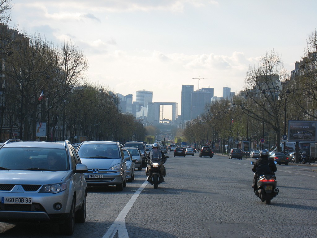 IMG_5488.JPG - Avenue de la Grande Armée view in the opposite direction of the Arc de Triomphe. In the background is the modern variant the Grande Arche ( http://en.wikipedia.org/wiki/Grande_Arche )