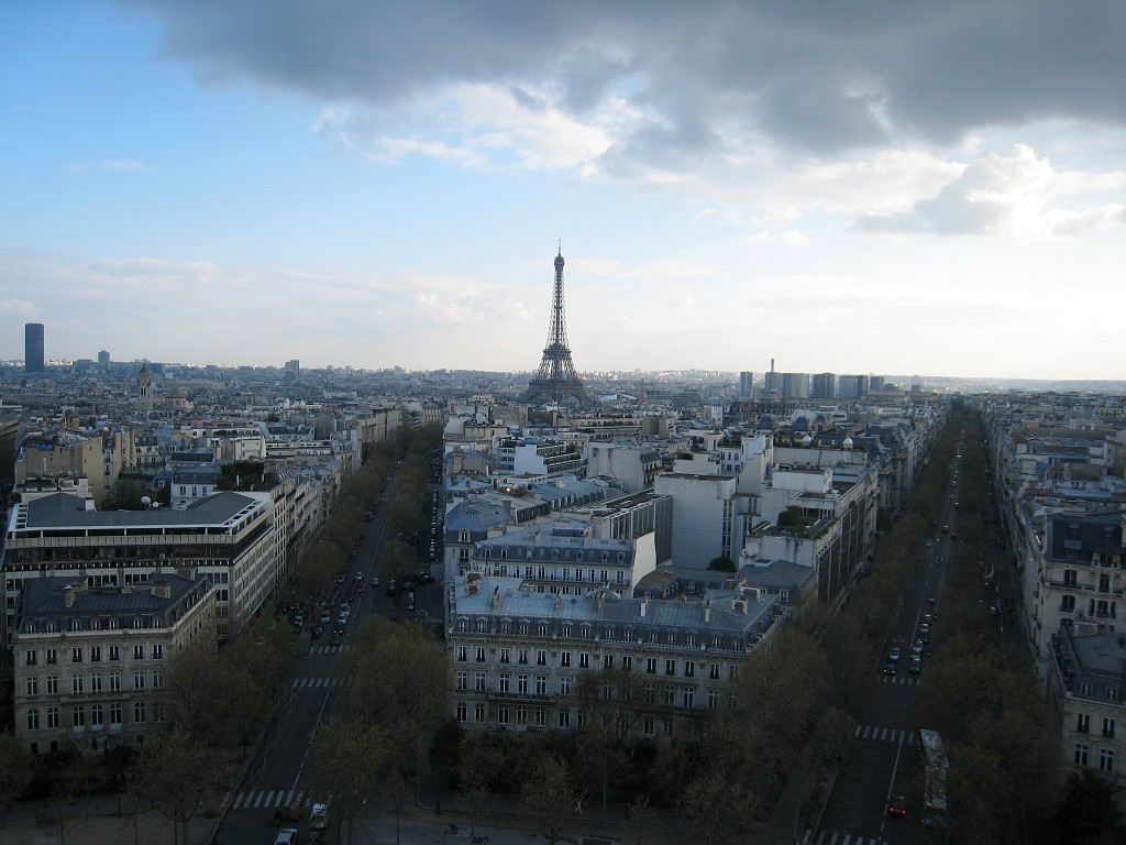IMG_5496.JPG - Tour Eiffel ( http://en.wikipedia.org/wiki/Eiffel_Tower ) from the roof of the Arc de Triomphe ( http://en.wikipedia.org/wiki/Arc_de_Triomphe )