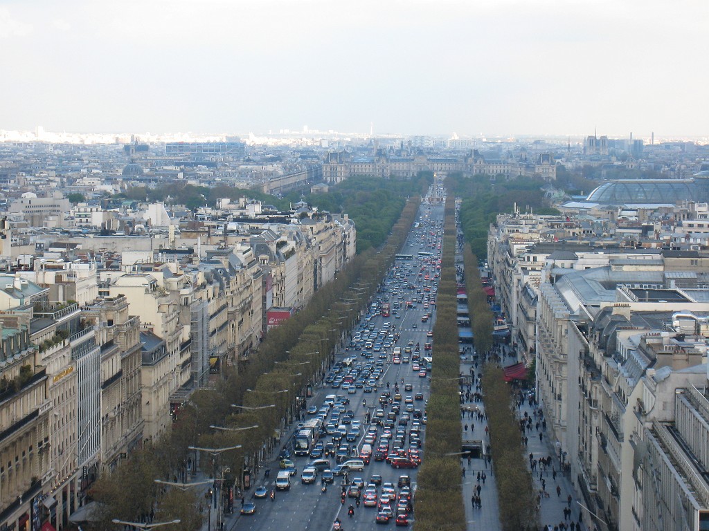 IMG_5502.JPG - Champs-Élysées ( http://en.wikipedia.org/wiki/Champs-%C3%89lys%C3%A9es ) and Louvre ( http://en.wikipedia.org/wiki/Louvre ). In between the Place de la Concorde ( http://en.wikipedia.org/wiki/Place_de_la_Concorde ) with the Luxor Obelisk  can be seen.