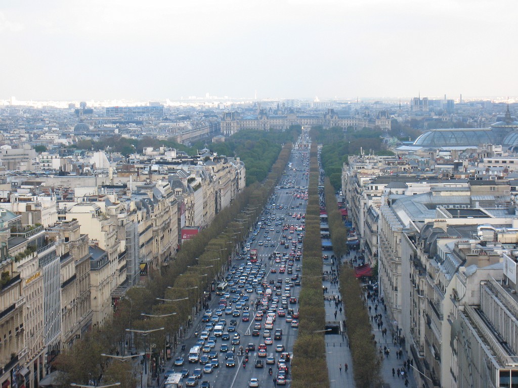 IMG_5505.JPG - Champs-Élysées ( http://en.wikipedia.org/wiki/Champs-%C3%89lys%C3%A9es ) from roof of the Arc de Triomphe ( http://en.wikipedia.org/wiki/Arc_de_Triomphe )