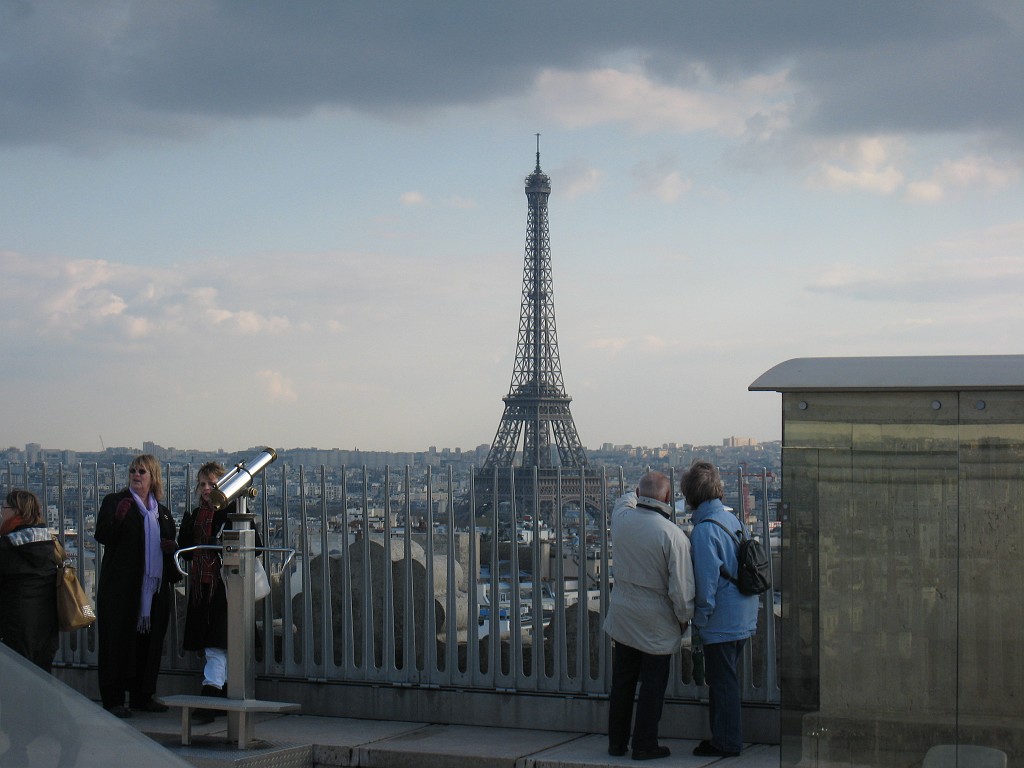 IMG_5518.JPG - Roof of the Arc de Triomphe ( http://en.wikipedia.org/wiki/Arc_de_Triomphe ) with Tour Eiffel ( http://en.wikipedia.org/wiki/Eiffel_Tower ) in the background