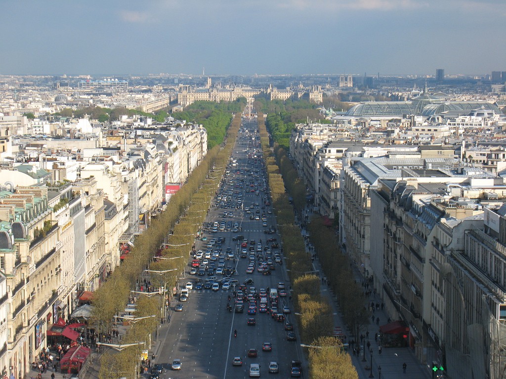 IMG_5528.JPG - Champs-Élysées ( http://en.wikipedia.org/wiki/Champs-%C3%89lys%C3%A9es ) and Louvre ( http://en.wikipedia.org/wiki/Louvre ). In between the Place de la Concorde ( http://en.wikipedia.org/wiki/Place_de_la_Concorde ) with the Luxor Obelisk  can be seen. To the right the glass roof of the Grand Palais ( http://en.wikipedia.org/wiki/Grand_Palais ) can bee seen.