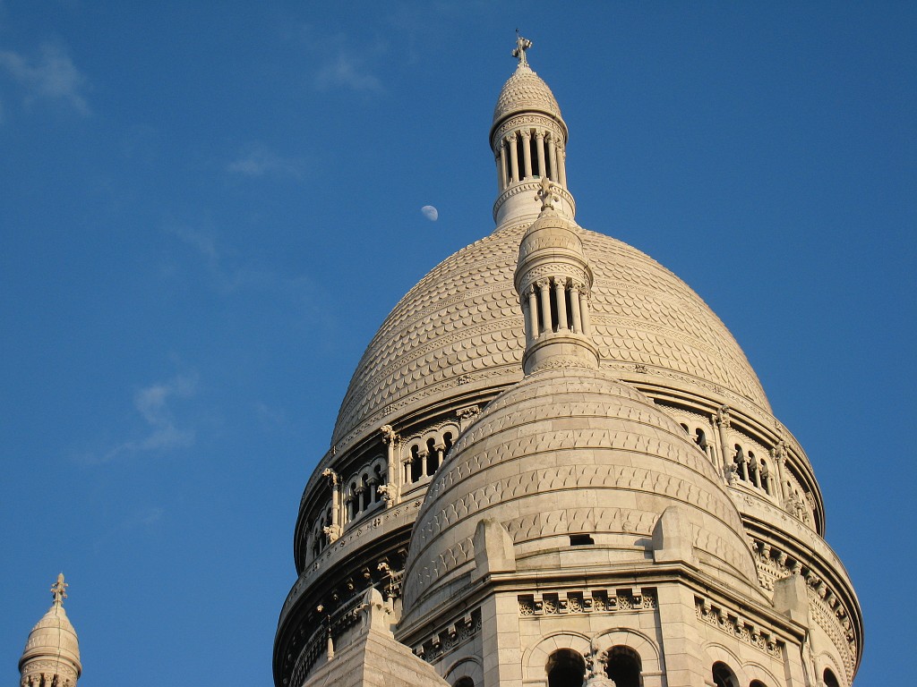 IMG_5552.JPG - Basilique du Sacré-Cœur ( http://en.wikipedia.org/wiki/Basilique_du_Sacr%C3%A9-Coeur ) with moon