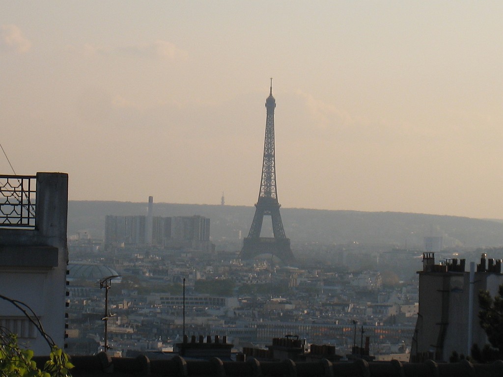 IMG_5575.JPG - Eiffel Tower ( http://en.wikipedia.org/wiki/Eiffel_Tower ) from Montmartre ( http://en.wikipedia.org/wiki/Montmartre 