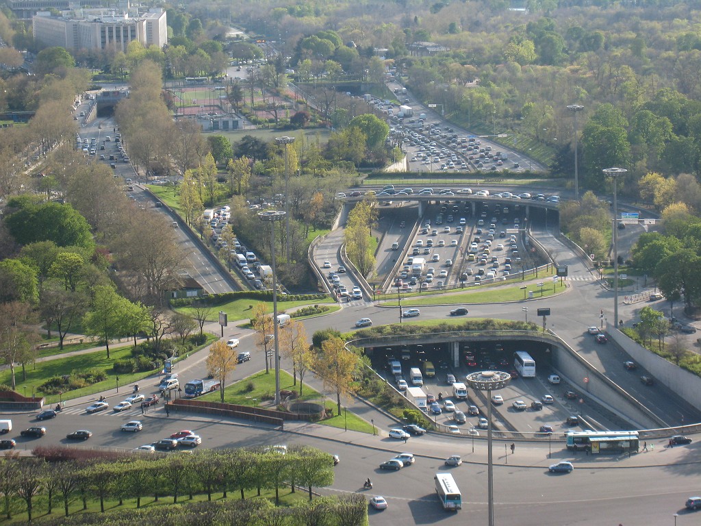 IMG_5721.JPG - Heavy traffic on the Boulevard Périphérique ( http://en.wikipedia.org/wiki/Boulevard_Peripherique ) at the place de la Porte Maillot ( http://en.wikipedia.org/wiki/Porte_Maillot_(Paris_Metro) ).