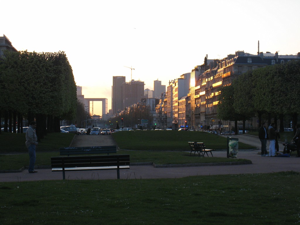 IMG_5779.JPG - Avenue Charles de Gaulle ( http://en.wikipedia.org/wiki/Charles_de_Gaulle ) and the Grande Arche ( http://en.wikipedia.org/wiki/Grande_Arche )