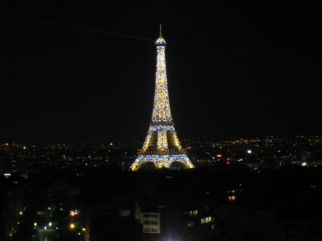 IMG_5831.JPG - Glittering Eiffel Tower ( http://en.wikipedia.org/wiki/Eiffel_Tower ) from the roof of the Arc de Triomphe ( http://en.wikipedia.org/wiki/Arc_de_Triomphe )