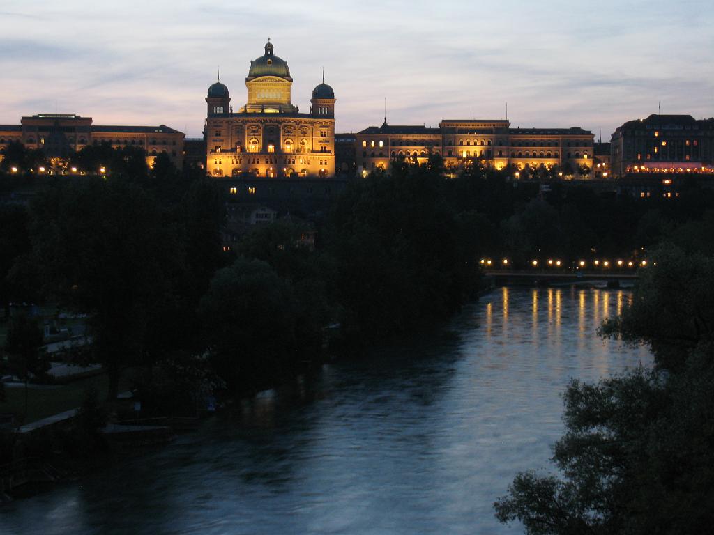 IMG_7933.JPG - Bundeshaus above Aare