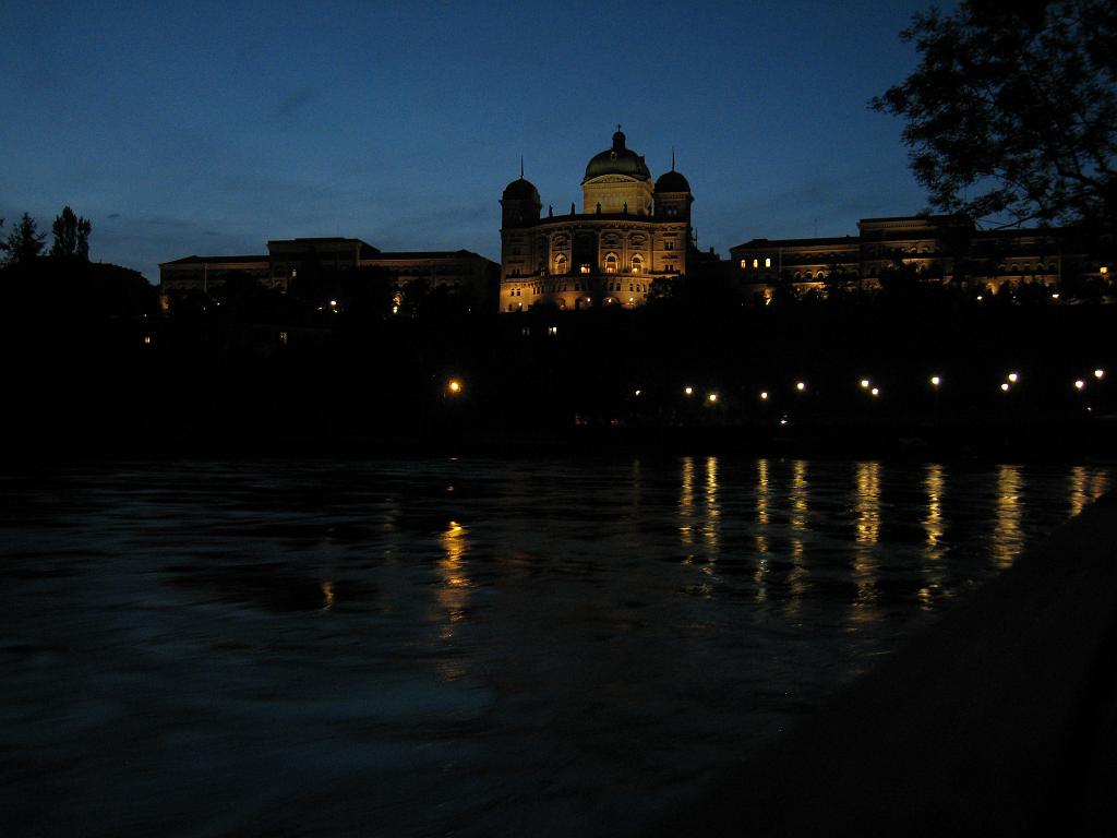 IMG_7942.JPG - Bundeshaus above Aare river