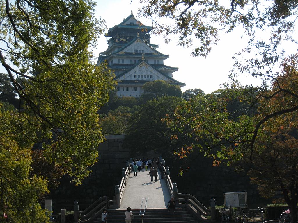 IMG_9726.JPG - Osaka Castle - Main tower above bridge over inner moat