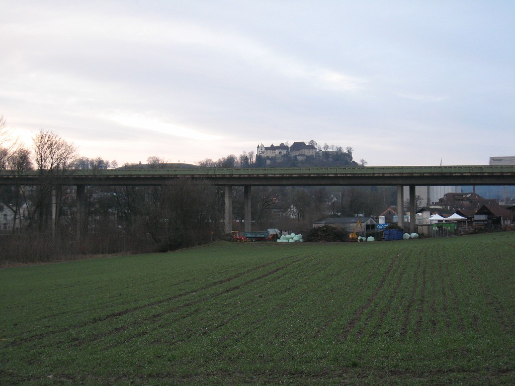 IMG_0334.JPG - Lenzburg ( http://en.wikipedia.org/wiki/Lenzburg ) Castle ( http://en.wikipedia.org/wiki/Schloss_Lenzburg ) behind Autobahn bridge
