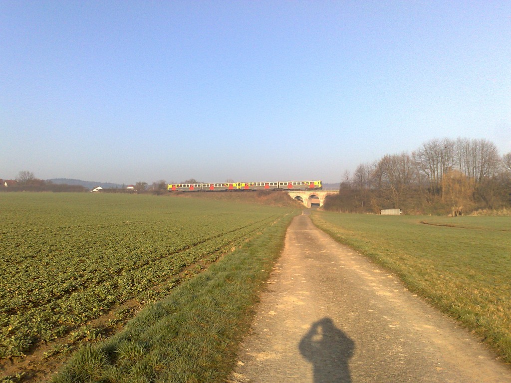 03042009102.jpg - Taunusbahn auf Hausener Viadukt