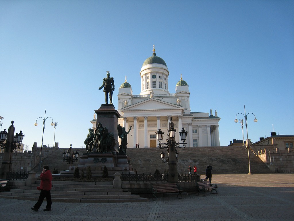 IMG_0656.JPG - The Statue Tsar of Alexander II ( http://en.wikipedia.org/wiki/Alexander_II_of_Russia ) & Helsinki Cathedral ( http://en.wikipedia.org/wiki/Helsinki_Cathedral )