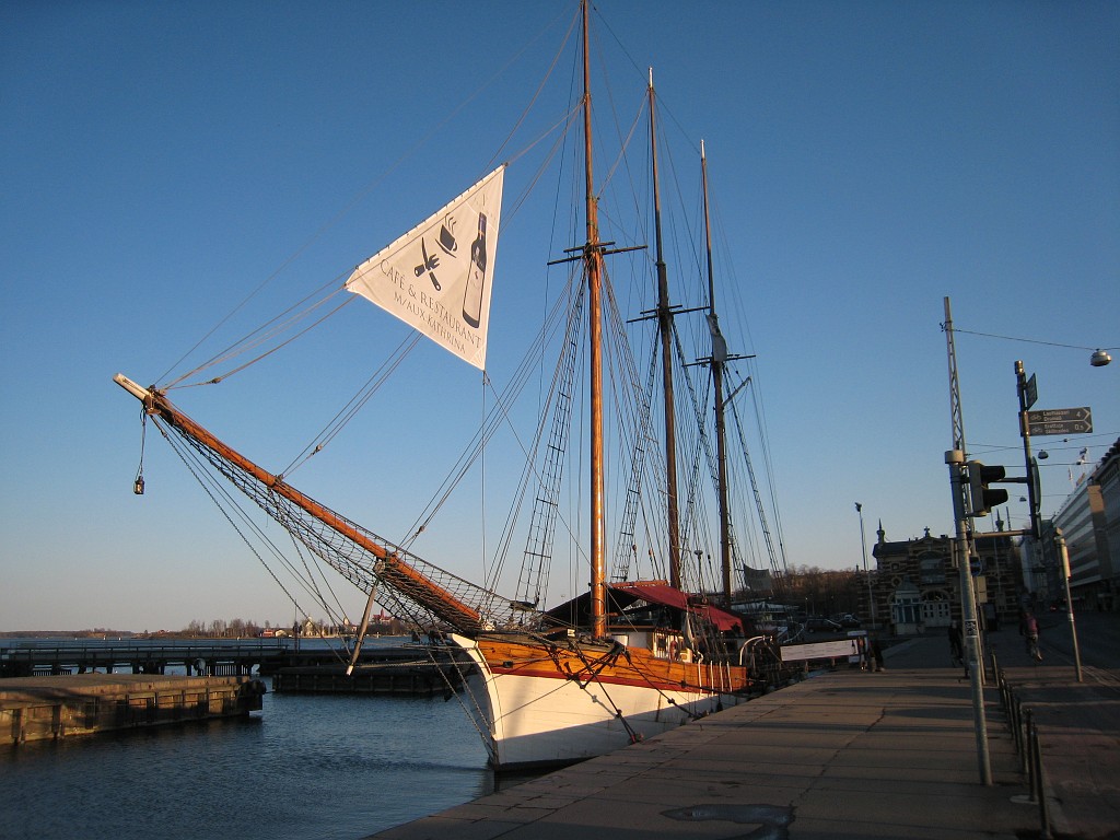 IMG_0682.JPG - Boat in Helsinki harbour and old market hall