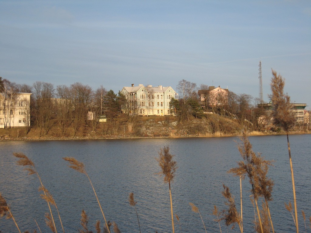 IMG_0737.JPG - The summer café in the Blue Villa (Sininen Huvila – Linnunlauluntie 11) offers a splendid view over Töölönlahti Bay
