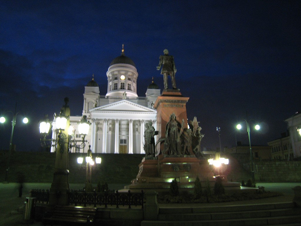 IMG_0915.JPG - The Statue Tsar of Alexander II ( http://en.wikipedia.org/wiki/Alexander_II_of_Russia ) & Helsinki Cathedral ( http://en.wikipedia.org/wiki/Helsinki_Cathedral )