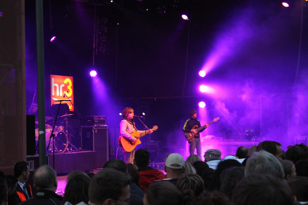 IMG_0308.JPG - Philipp Poisel  http://www.philipp-poisel.de/  on hr3-Flussbühne (river stage)  http://www.hr-online.de/website/radio/hr3/  during the "Deutsches Turnfest" 2009  http://de.wikipedia.org/wiki/Deutsches_Turnfest 