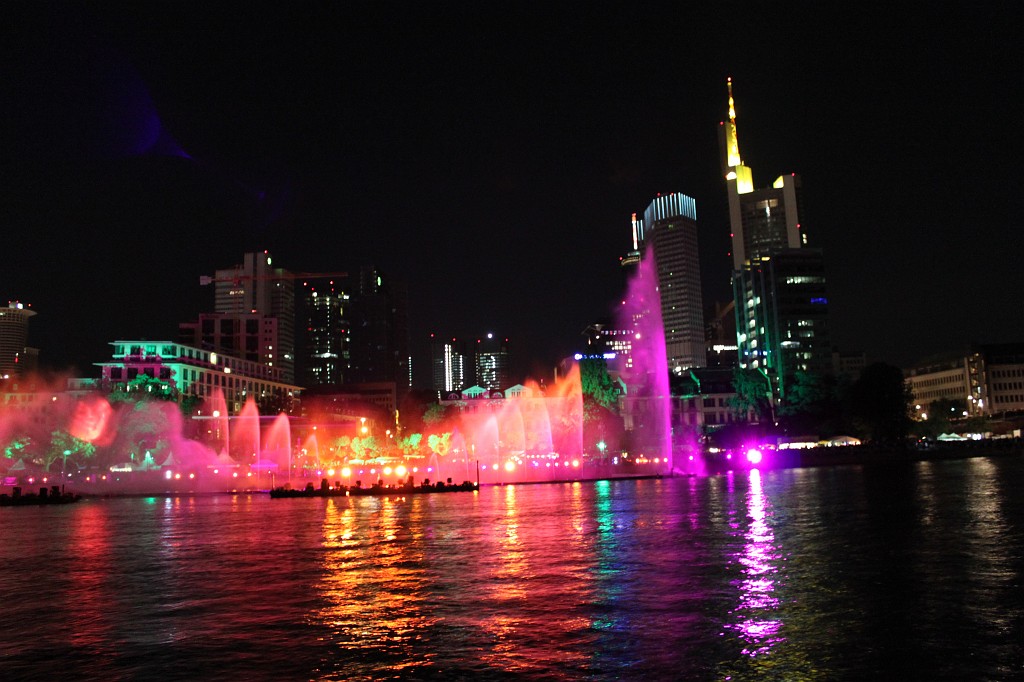 IMG_0335.JPG - Spectacular midnight firework, laser, fire and water show ending the "Deutsches Turnfest" 2009  http://de.wikipedia.org/wiki/Deutsches_Turnfest  in Frankfurt  http://en.wikipedia.org/wiki/Frankfurt_am_Main 