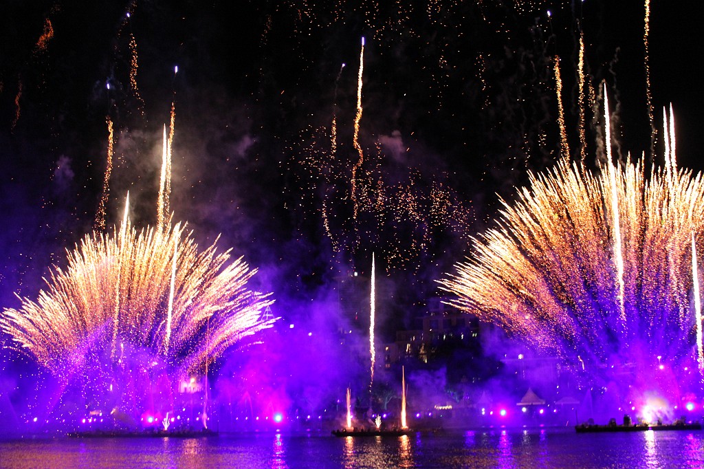 IMG_0342.JPG - Spectacular midnight firework, laser, fire and water show ending the "Deutsches Turnfest" 2009  http://de.wikipedia.org/wiki/Deutsches_Turnfest  in Frankfurt  http://en.wikipedia.org/wiki/Frankfurt_am_Main 