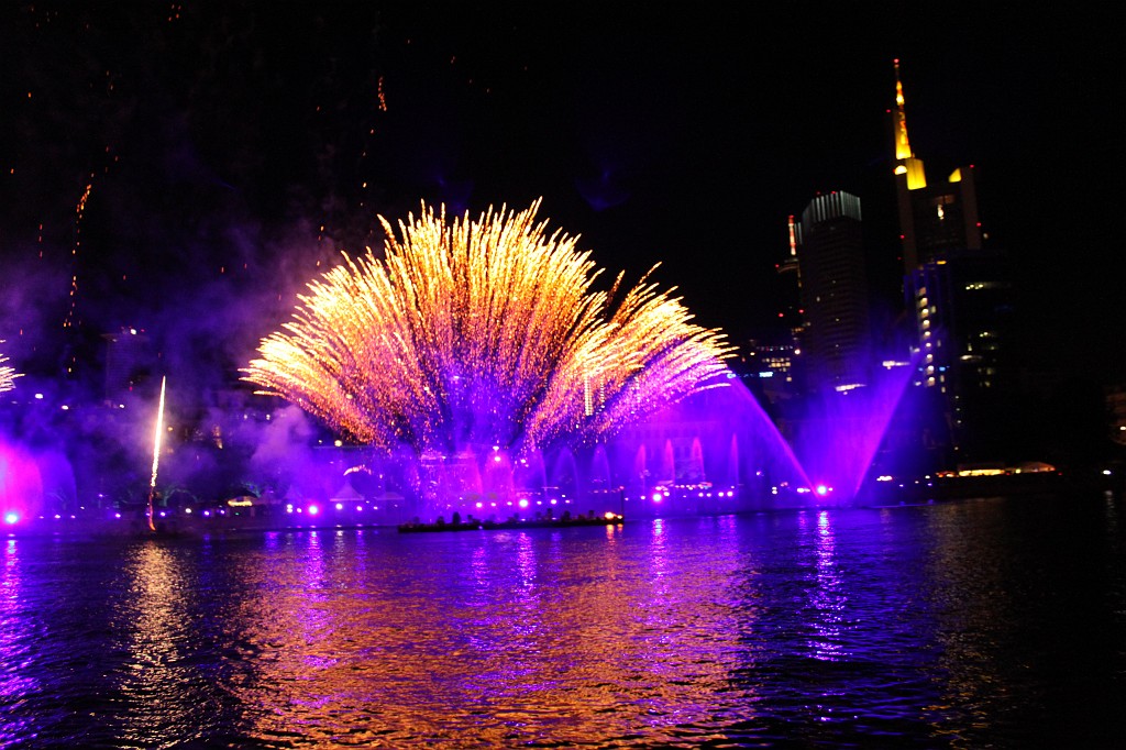 IMG_0343.JPG - Spectacular midnight firework, laser, fire and water show ending the "Deutsches Turnfest" 2009  http://de.wikipedia.org/wiki/Deutsches_Turnfest  in Frankfurt  http://en.wikipedia.org/wiki/Frankfurt_am_Main 