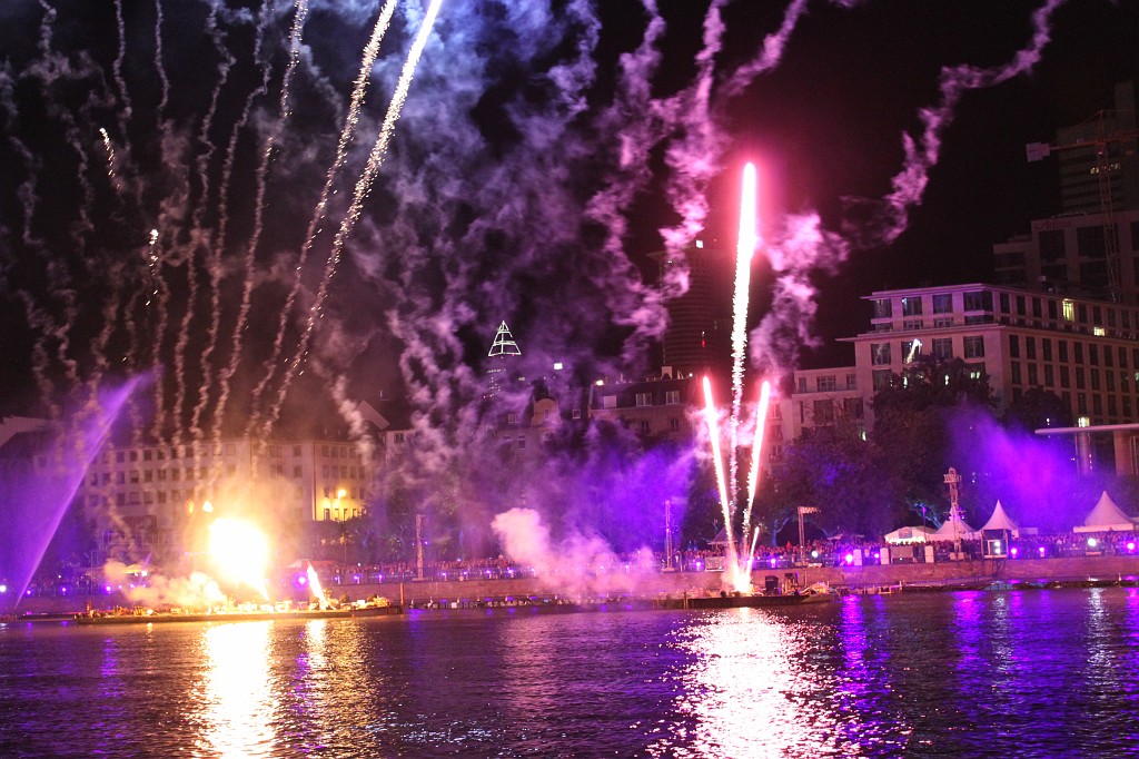 IMG_0351.JPG - Spectacular midnight firework, laser, fire and water show ending the "Deutsches Turnfest" 2009  http://de.wikipedia.org/wiki/Deutsches_Turnfest  in Frankfurt  http://en.wikipedia.org/wiki/Frankfurt_am_Main 