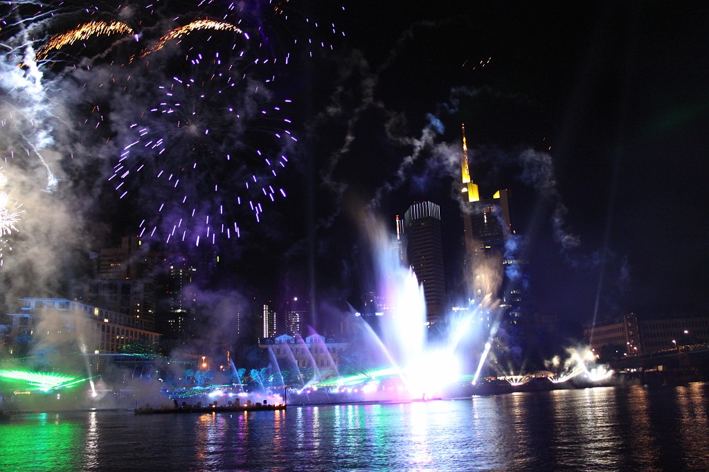 IMG_0361.JPG - Spectacular midnight firework, laser, fire and water show ending the "Deutsches Turnfest" 2009  http://de.wikipedia.org/wiki/Deutsches_Turnfest  in Frankfurt  http://en.wikipedia.org/wiki/Frankfurt_am_Main 