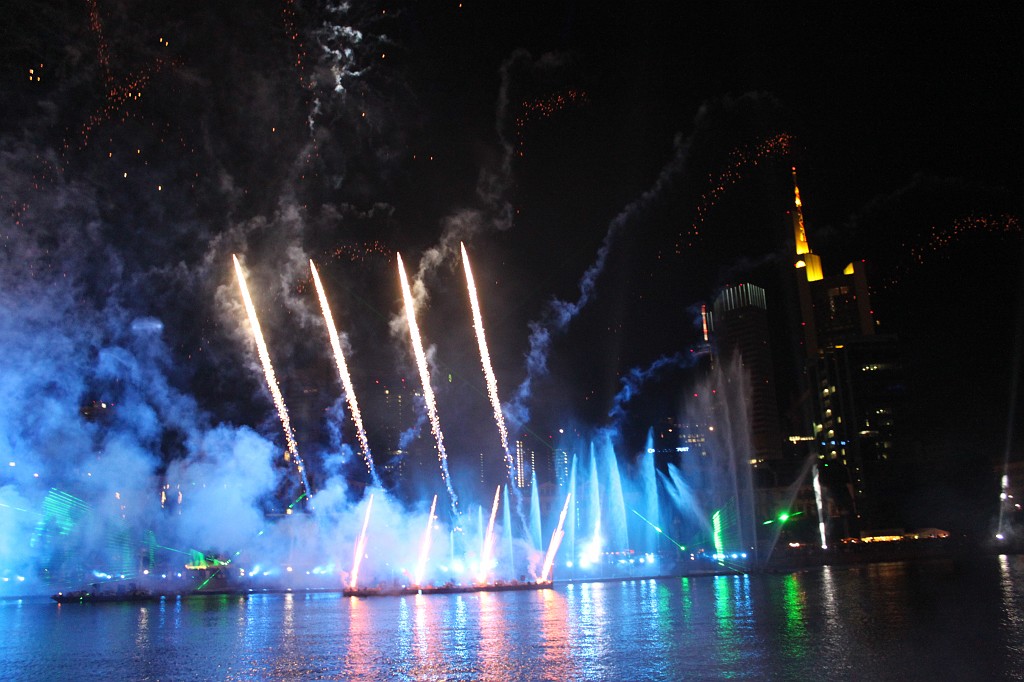 IMG_0368.JPG - Spectacular midnight firework, laser, fire and water show ending the "Deutsches Turnfest" 2009  http://de.wikipedia.org/wiki/Deutsches_Turnfest  in Frankfurt  http://en.wikipedia.org/wiki/Frankfurt_am_Main 
