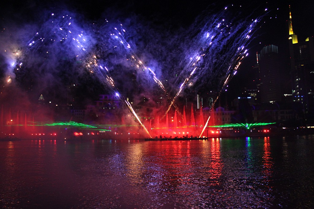 IMG_0374.JPG - Spectacular midnight firework, laser, fire and water show ending the "Deutsches Turnfest" 2009  http://de.wikipedia.org/wiki/Deutsches_Turnfest  in Frankfurt  http://en.wikipedia.org/wiki/Frankfurt_am_Main 