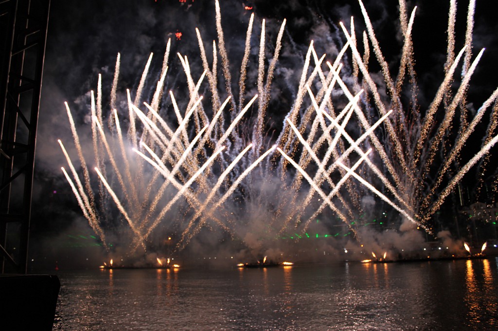 IMG_0386.JPG - Spectacular midnight firework, laser, fire and water show ending the "Deutsches Turnfest" 2009  http://de.wikipedia.org/wiki/Deutsches_Turnfest  in Frankfurt  http://en.wikipedia.org/wiki/Frankfurt_am_Main 