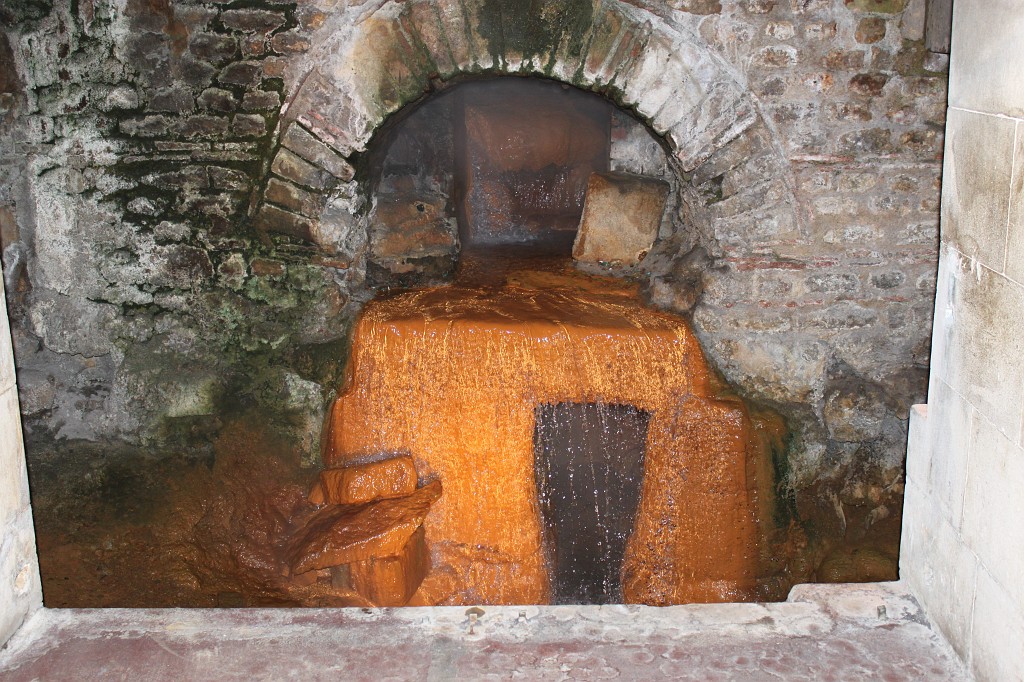 IMG_0962.JPG - Roman Baths Spring overflow  http://en.wikipedia.org/wiki/Roman_Baths_%28Bath%29 