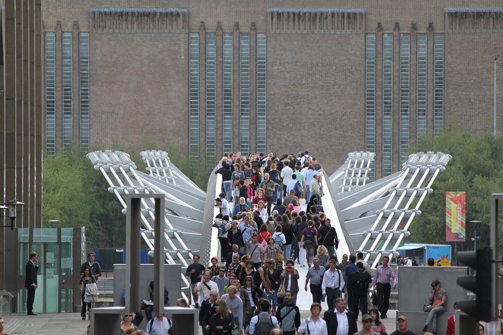 IMG_2139.JPG - Millennium Bridge  http://en.wikipedia.org/wiki/Millennium_Bridge_(London) 