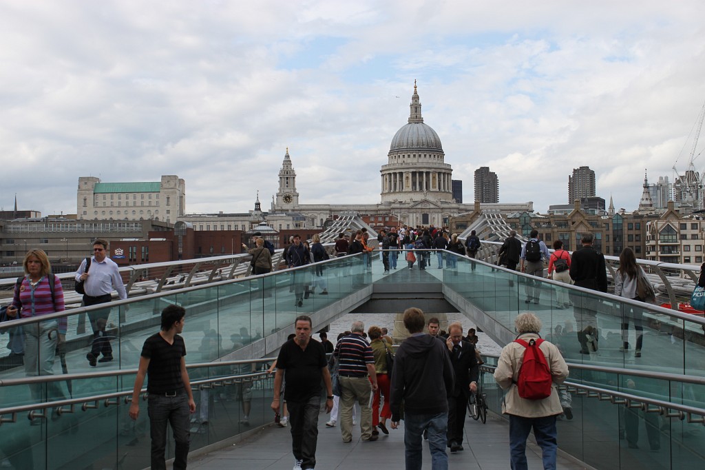 IMG_2154.JPG - Millennium Bridge rise  http://en.wikipedia.org/wiki/Millennium_Bridge_(London) 