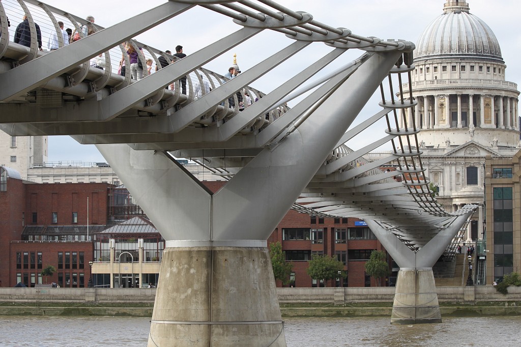 IMG_2162.JPG - Millennium Bridge low angel shot showing the filigree load carrying construction  http://en.wikipedia.org/wiki/Millennium_Bridge_(London) 