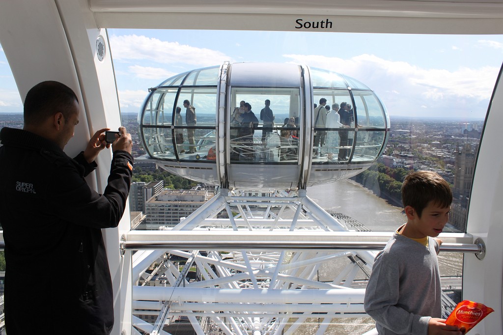 IMG_2237.JPG - London Eye Cabin  http://en.wikipedia.org/wiki/London_eye 