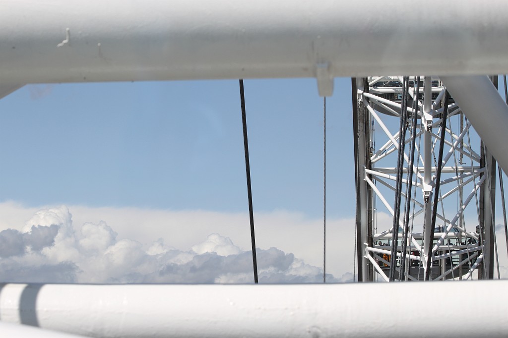 IMG_2249.JPG - London Eye above the clouds  http://en.wikipedia.org/wiki/London_eye 