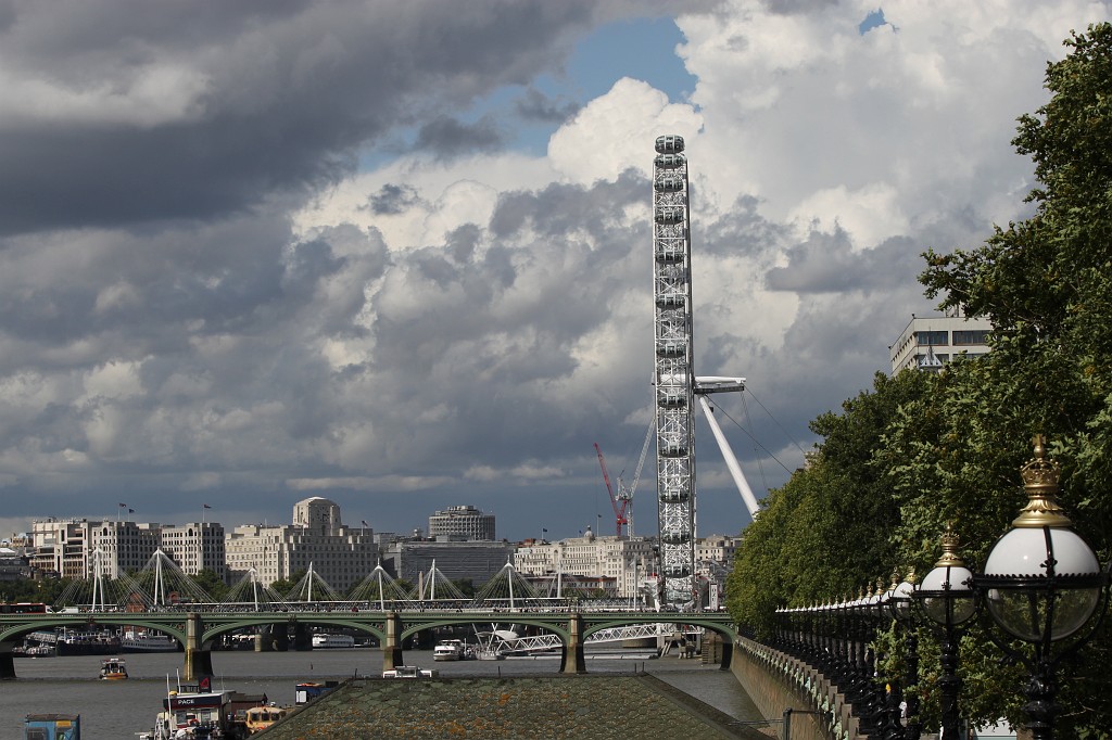 IMG_2278.JPG - London Eye from the side  http://en.wikipedia.org/wiki/London_eye 