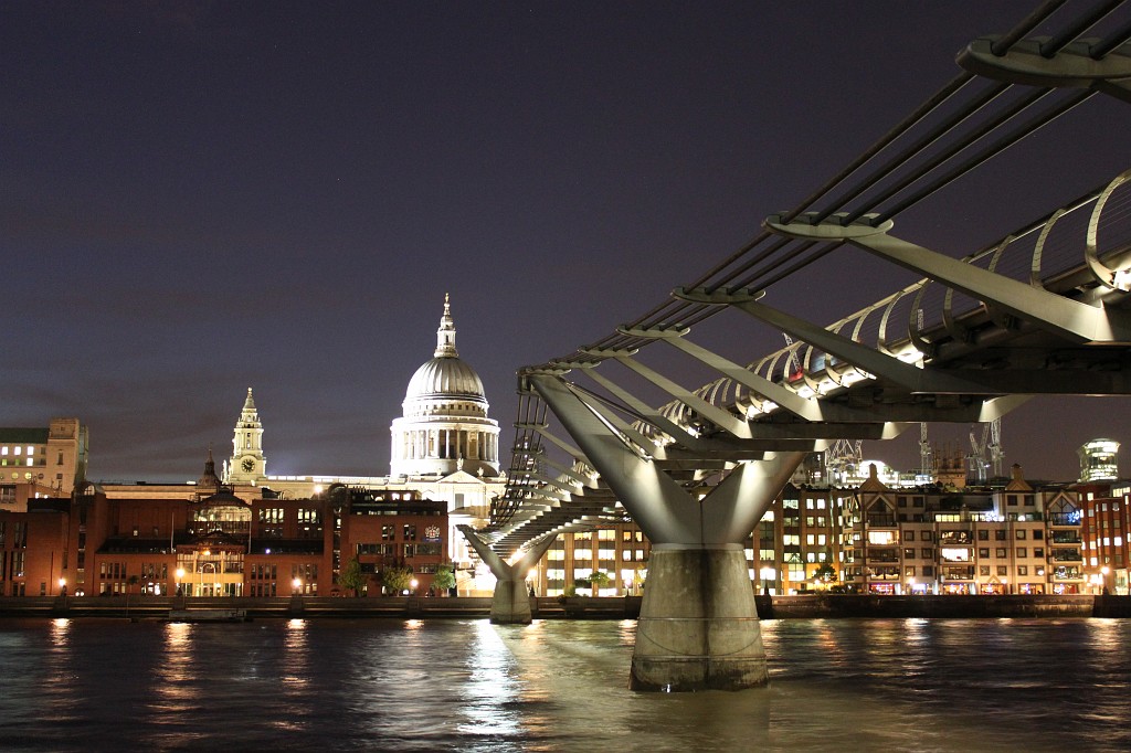 IMG_2339.JPG - Millenniums Bridge  http://en.wikipedia.org/wiki/Millennium_Bridge_(London)  & St. Pauls  http://en.wikipedia.org/wiki/St_Paul%27s_Cathedral  at night
