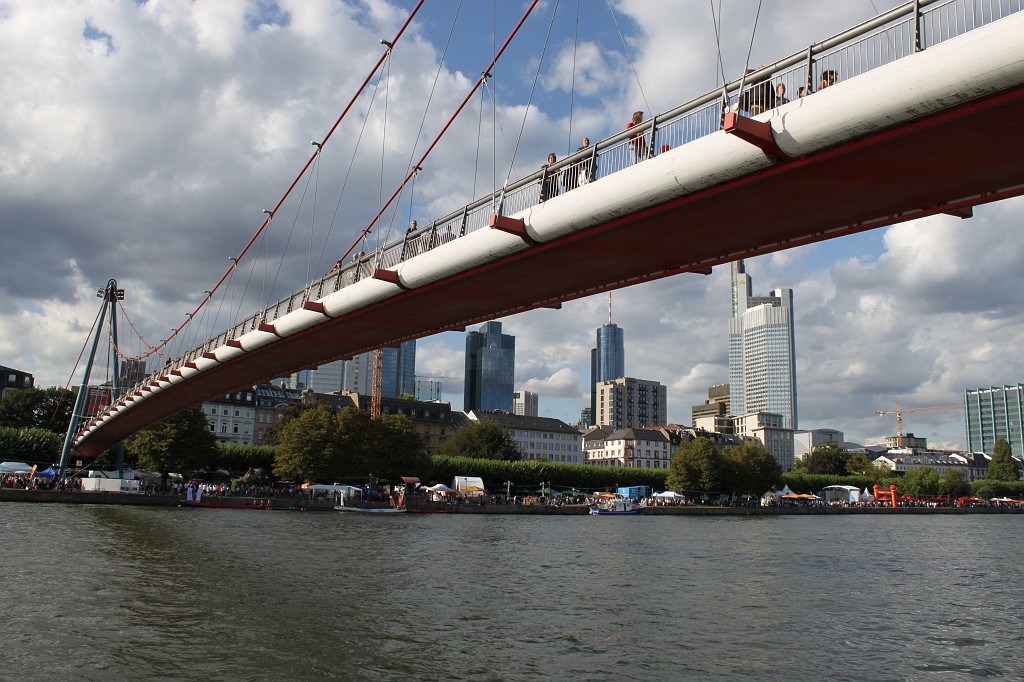IMG_2809.JPG - Holbeinsteg during Museumsuferfest 2009  http://de.wikipedia.org/wiki/Holbeinsteg 