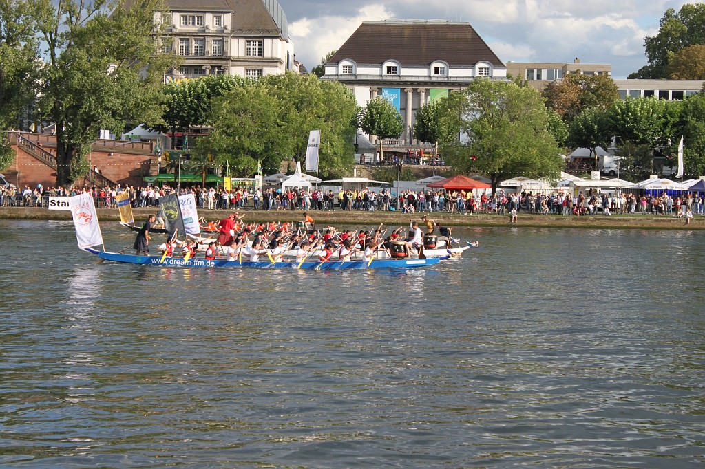 IMG_2839.JPG - Dragon boat race  http://en.wikipedia.org/wiki/Dragon_boat  at Museumsuferfest 2009  http://de.wikipedia.org/wiki/Museumsuferfest  in Frankfurt  http://en.wikipedia.org/wiki/Frankfurt_am_Main 