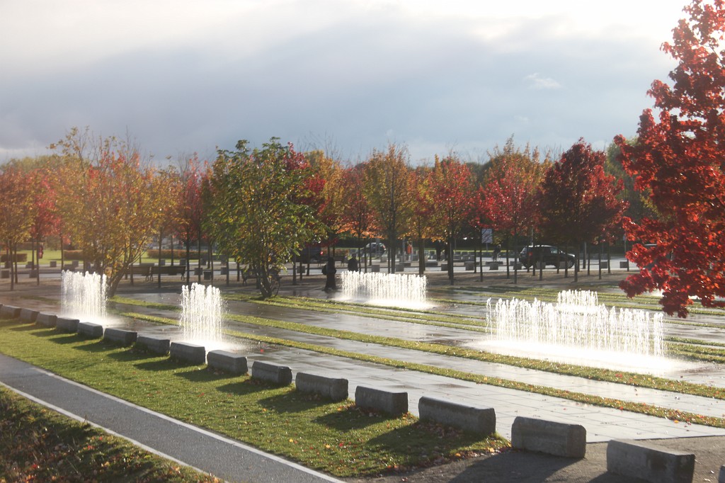 IMG_3109.JPG - Fountain in front of the Chancellor's Office   http://en.wikipedia.org/wiki/German_Chancellery 