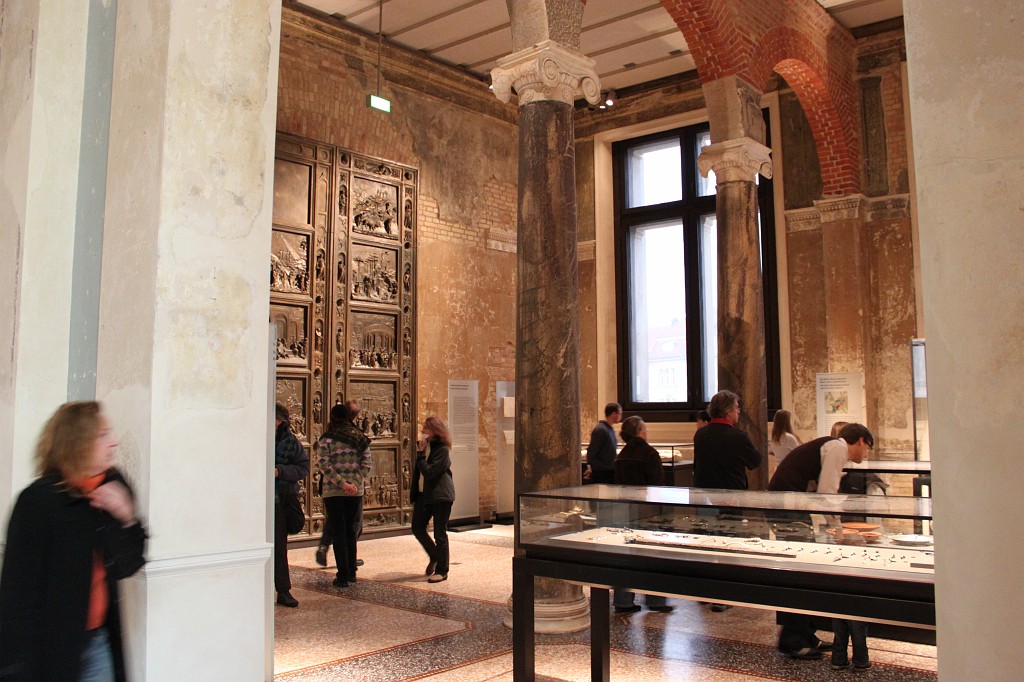 IMG_3273.JPG - Neues Museum (New Museum)  http://en.wikipedia.org/wiki/Neues_Museum 