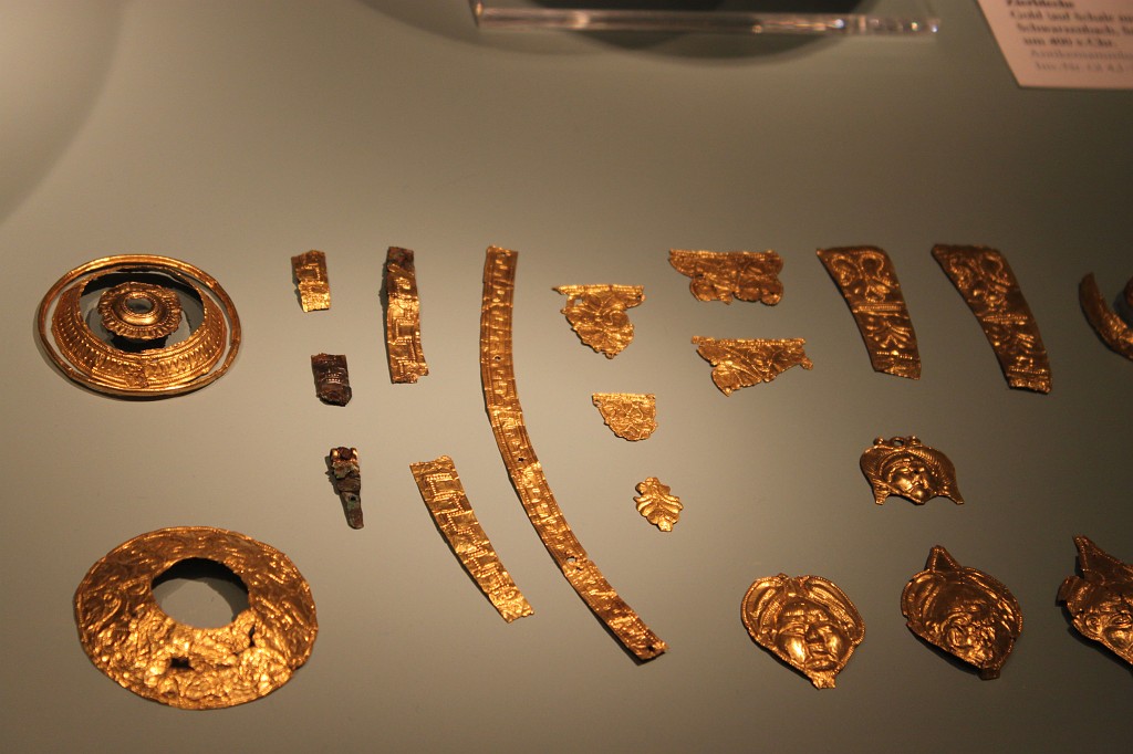 IMG_3292.JPG - Items displayed in Neues Museum (New Museum)  http://en.wikipedia.org/wiki/Neues_Museum 