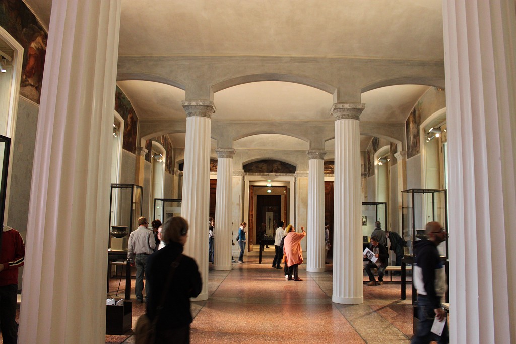 IMG_3296.JPG - Neues Museum (New Museum)  http://en.wikipedia.org/wiki/Neues_Museum 